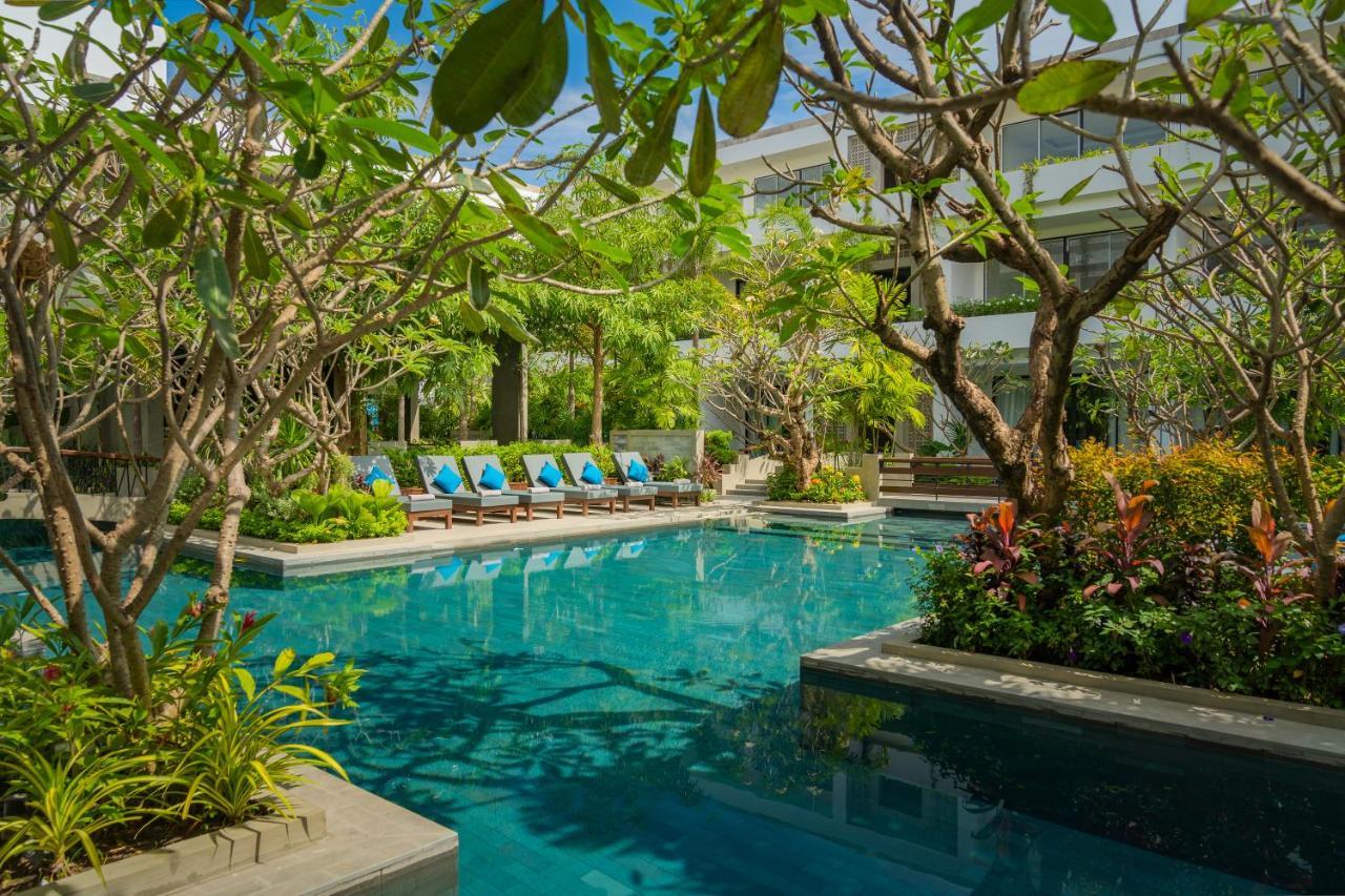 Eightfold Urban Resort Сіємреап Екстер'єр фото The pool at the hotel