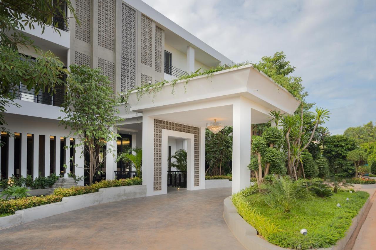 Eightfold Urban Resort Сіємреап Екстер'єр фото The hotel's entrance