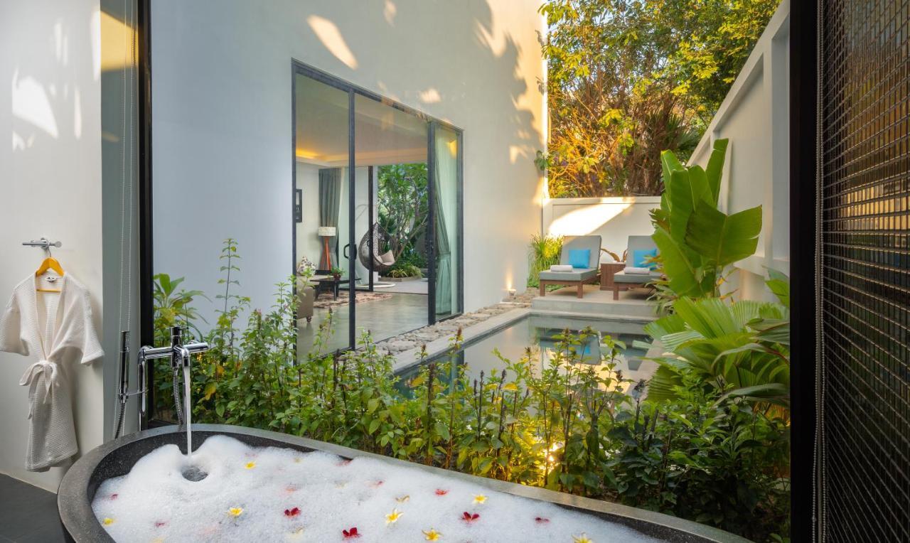 Eightfold Urban Resort Сіємреап Екстер'єр фото A private spa at a hotel