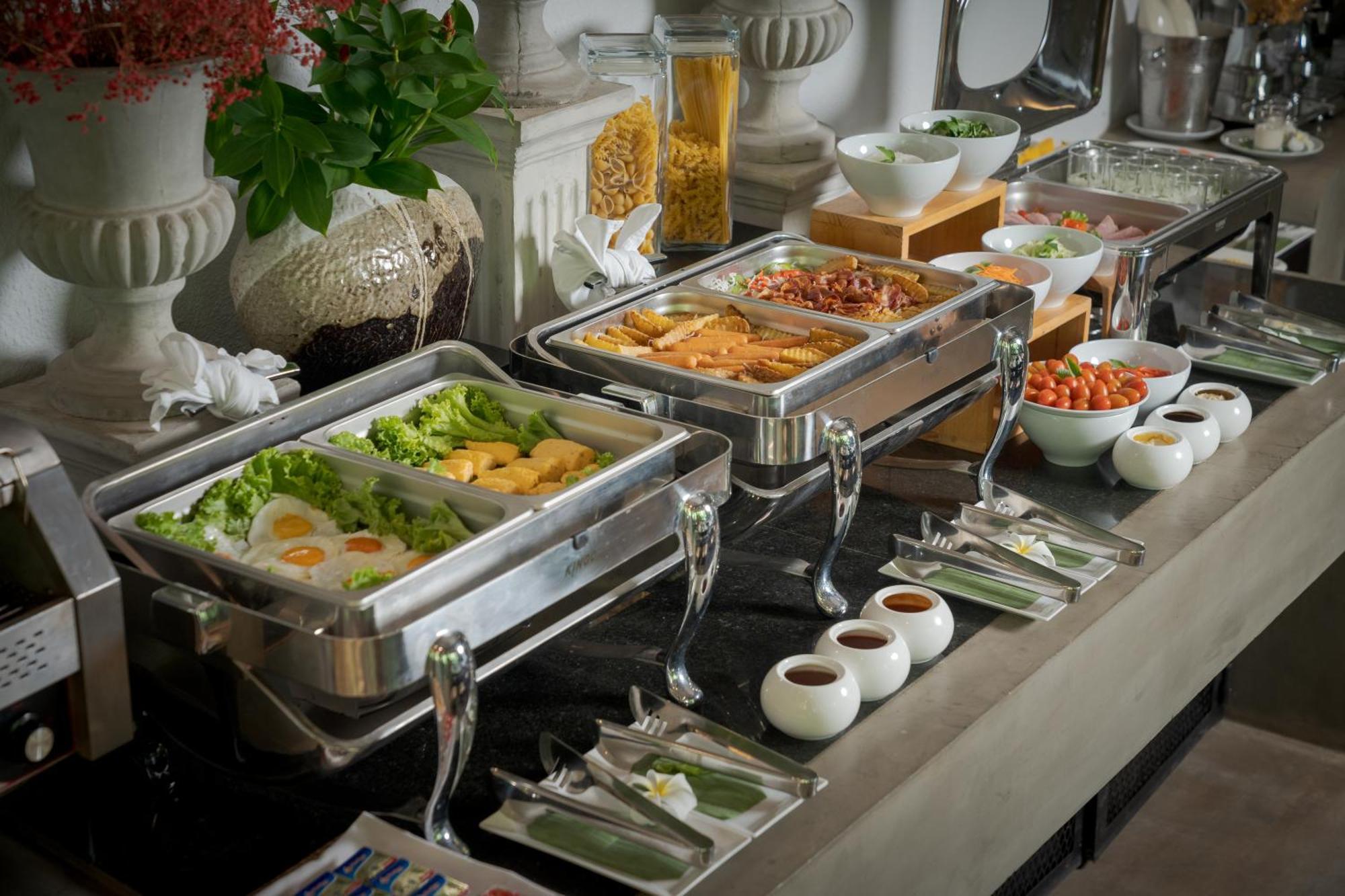 Eightfold Urban Resort Сіємреап Екстер'єр фото A buffet at a hotel