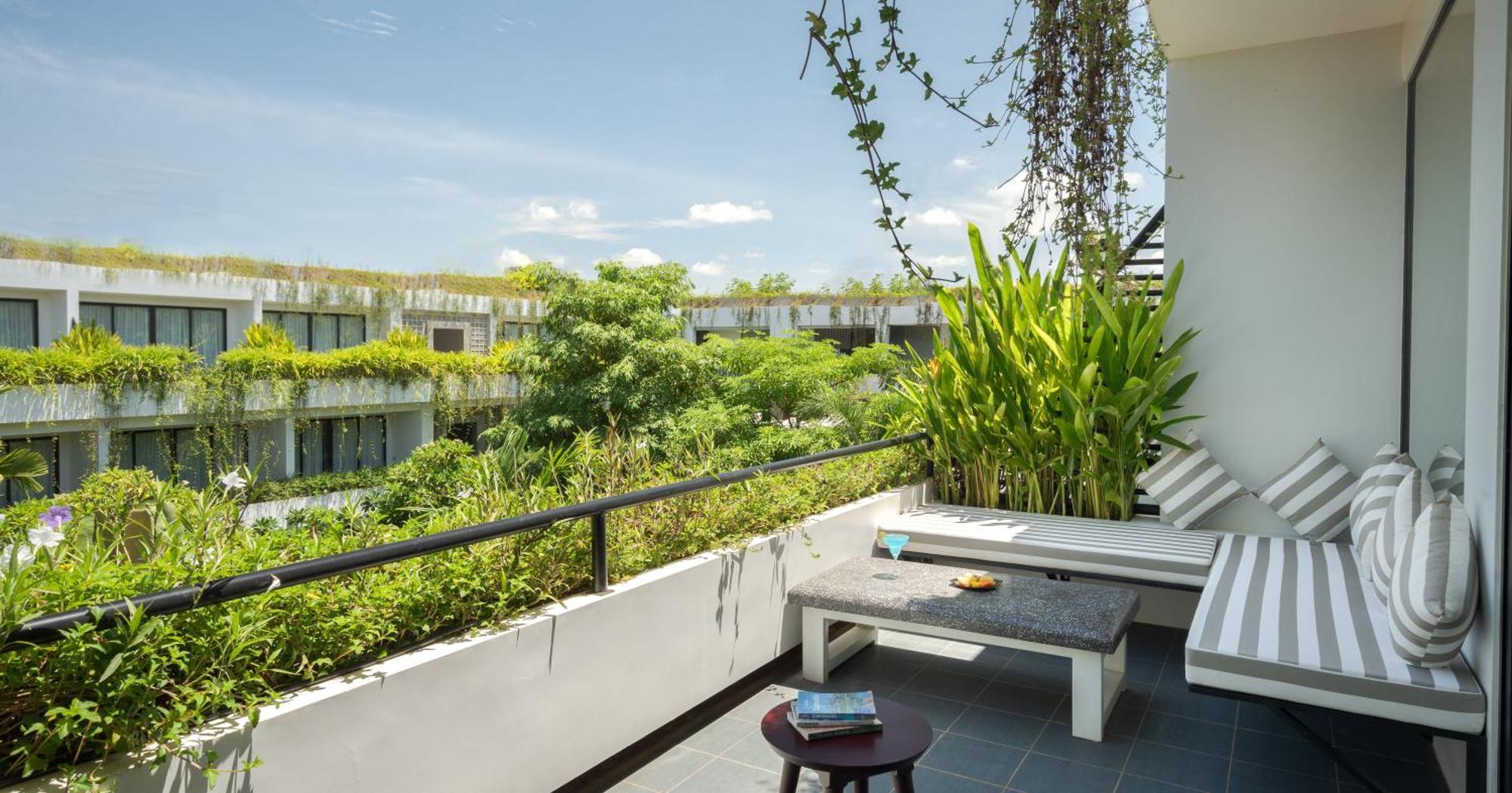 Eightfold Urban Resort Сіємреап Екстер'єр фото A balcony at the hotel