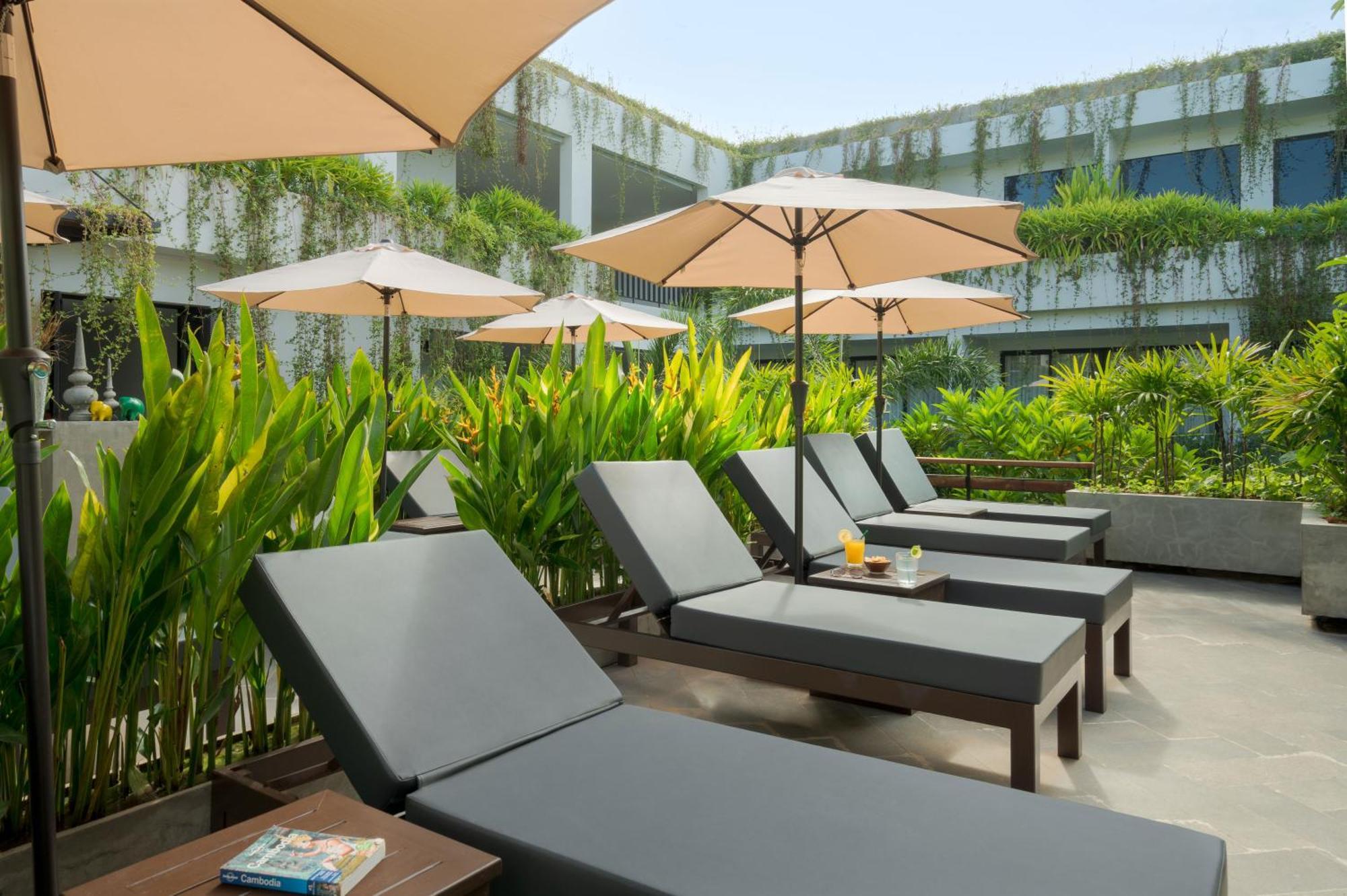 Eightfold Urban Resort Сіємреап Екстер'єр фото Pool Deck